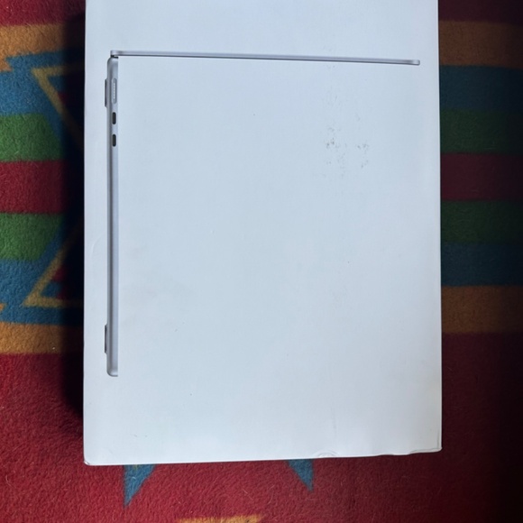 Apple MacBook Air 13.6in 256GB M2 (2022) - Picture 2 of 12